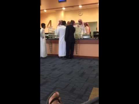 شاهد خناقة بين مريض وموظف استقبال داخل مستشفى