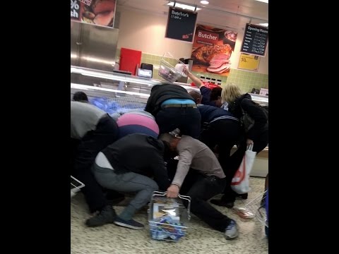 شاهد تخفيضات اللحوم تصيب المتسوقين بالجنون