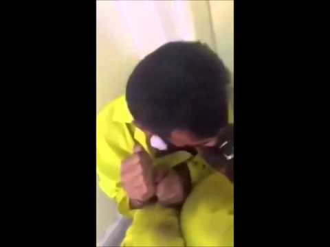 شاهد الجيش العراقي يجبر أحد مسلحي داعش على أكل حذاء