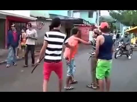 شاهد مشاجرة دموية بالسيوف