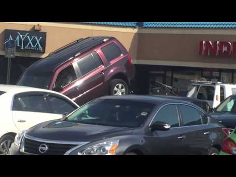 بالفيديو سائق يحاول الفرار من ونش مرور