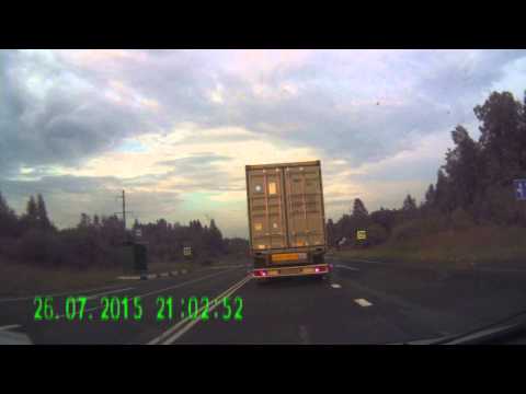 شاهد شاحنة ضخمة ترمي سيارة ملاكي بعيدا