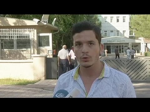 شاهد محكمة ديار بكر التركية تبقي الصحافيين البريطانيين قيد التوقيف