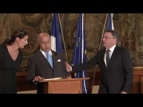 بالفيديو موقف مشين لوزير خارجية فرنسا أمام الحضور