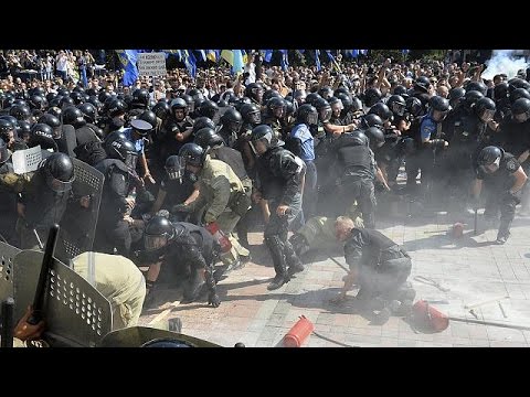 قتيل وعشرات الجرحى خلال صدامات بين الشرطة ومحتجين في كييف