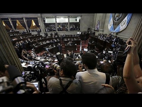 شاهد رئيس غواتيمالا ممنوع من مغادرة البلاد بتهم فساد