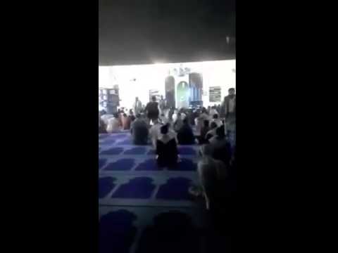 مصلون في اليمن يغادرون أحد المساجد