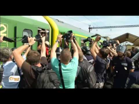 شاهد الشرطة المجرية توقف قطارًا يقلّ لاجئين