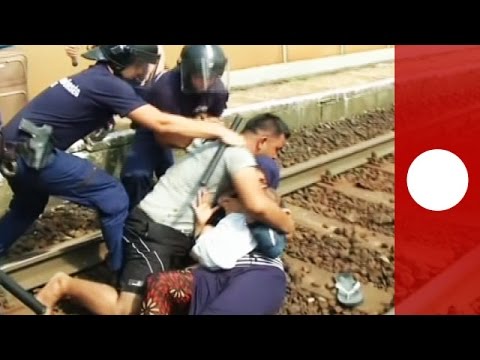 بالفيديو أسرة سورية ترتمى على قضبان قطار في المجر
