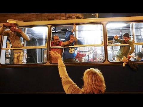 شاهد مائة حافلة لنقل المهاجرين من بودابست إلى الحدود النمساوية
