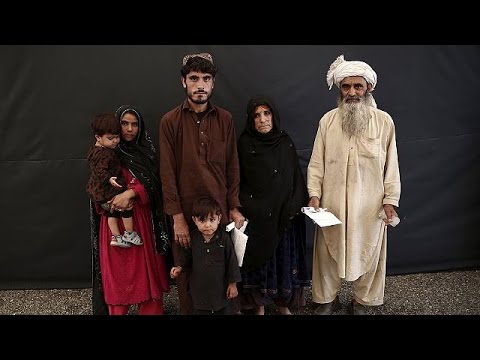 شاهد عودة آلاف اللاجئين الأفغان إلى بلدهم بعد رفض باكستان لهم