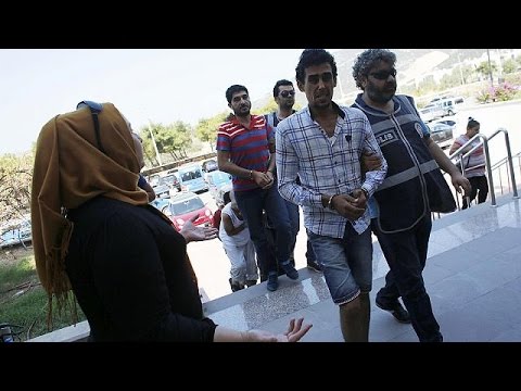 شاهد السجن لأربعة مهربين للمهاجرين في يوم جنازة أفراد عائلة الكردي