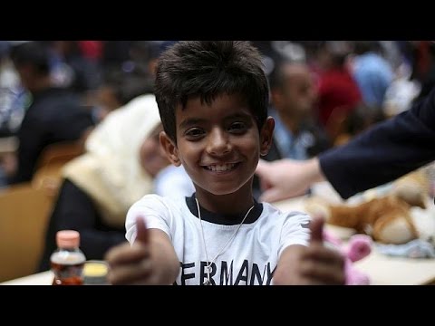 شاهد بدء توافد المهاجرين واللاجئين إلى ألمانيا والآتين من النمسا