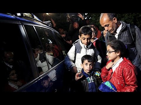 قافلة من سيارات المدنيين الأوروبيين تدخل المجر لنقل اللاجئين