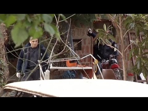 اعتقال أرجنتيني حبس زوجته وابنه في بيت ست سنوات