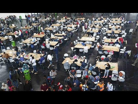 شاهد مئات اللاجئين والمهاجرين يصلون إلى ألمانيا