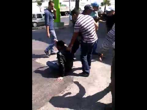 بالفيديو  سحل لصين حاولا سرقة حقيبة امرأة في المغرب