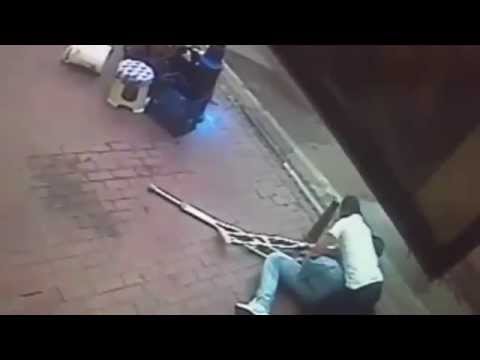 شاهد  ماذا حدث لرجل بقدم واحدة حاول إثارة الفوضى بمسدسه htt