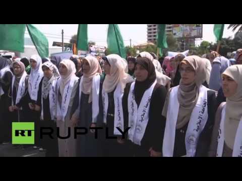 مئات الأشخاص يحتجون في شوارع القدس على اقتحام القوات الإسرائيلية للمسجد الأقصى