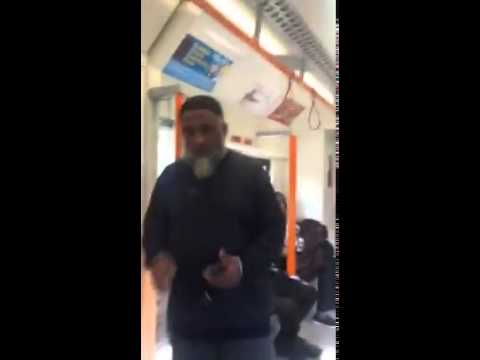 بالفيديو مسلم بريطاني يهاجم فتاة وضعت قدميها على مقعده