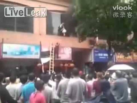 بالفيديو إنقاذ مثير لطفلة حاصرتها النيران