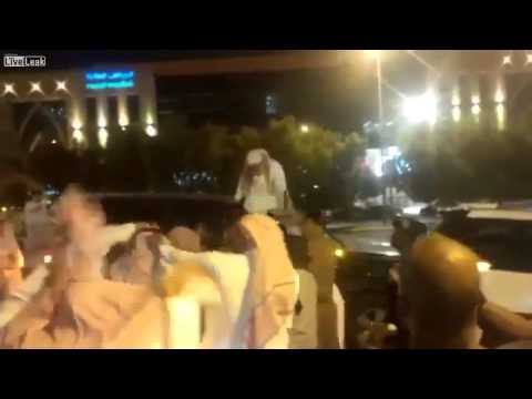 بالفيديو سعوديون يفتكون بشاب تحرش بفتاة