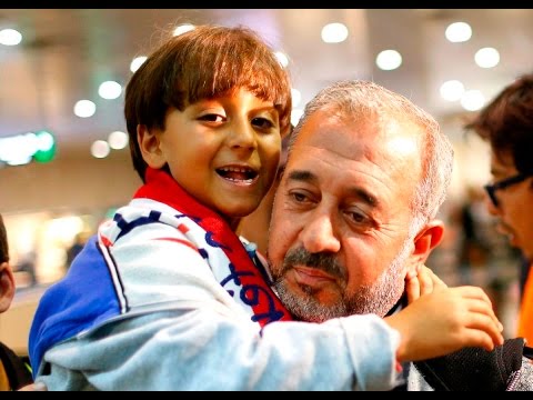 شاهد ابن الرجل الذي أسقطته صحافية في المجر