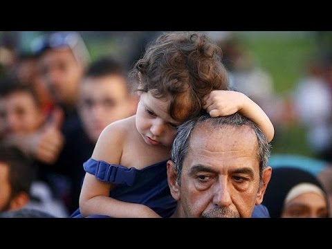 شاهد اللاجئون بين ألمانيا والنمسا