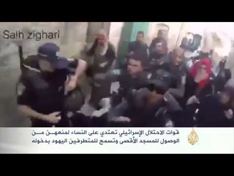 شاهد قوات الاحتلال تعتدي على النساء في البلدة القديمة