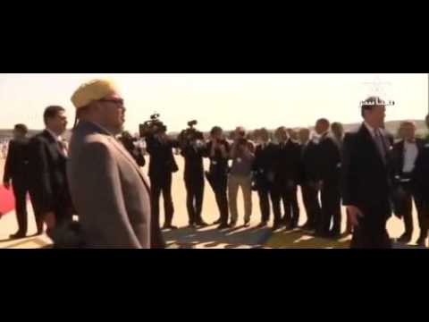 شاهد تأخر الرئيس الفرنسي عن النزول لتحية الملك