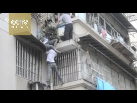 بالفيديو صيني يخاطر بحياته لإنقاذ عجوز سقطت من النافذة