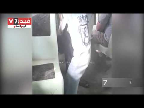 شاهد شخص يصطحب خروفا ومعزة داخل أحد القطارات