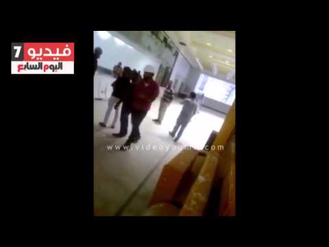 شاهد مهندس يضرب العمال ويسبهم ويهاجمهم بشدة