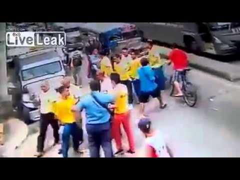 بالفيديو لحظة هروب سجين بسبب غباء الضباط في الفلبين