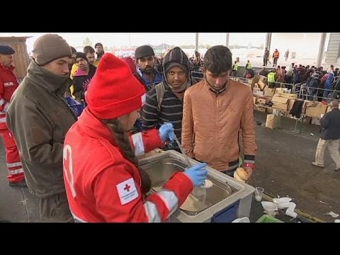 ميركل تدعو الدول الأوروبية إلى مزيد من الجهود لحل أزمة اللاجئين