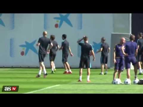 شاهد سواريز يعتدي على سيرجيو روبيرتو