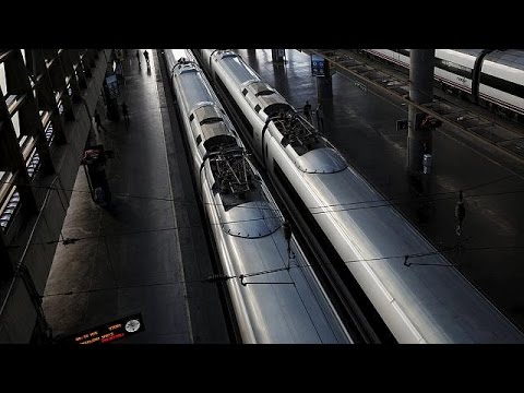 مجموعة من المطالبين باستقلال كاتالونيا يعطلون حركة القطارات السريعة