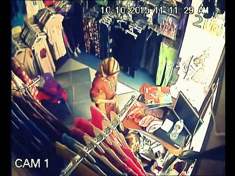 فيديو زبون يسرق هاتف بائعة ملابس
