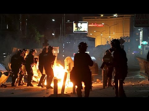 شاهد الإفراج عن نائب معارض في كوسوفو ألقى علبة غاز داخل البرلمان
