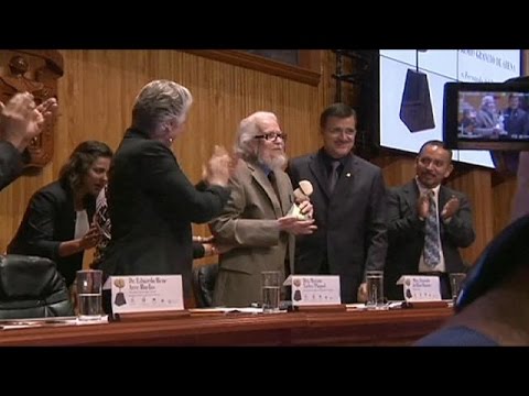 شاهد دل باسو يفوز بجائزة ثيرفانتيس للأدب الإسباني