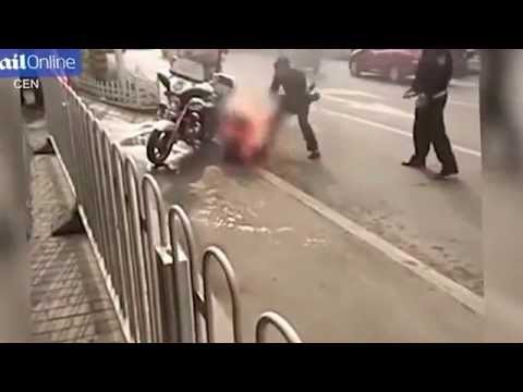 شاهد لحظة إشعال سائق توك توك النار في جسده