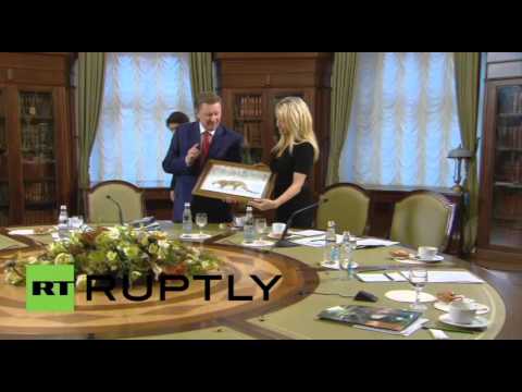 شاهد باميلا أندرسون تلتقي بسيرغي إيفانوف في موسكو