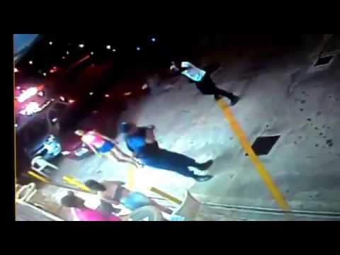 شاهد بالفيديو مهاجمة شرطي وسرقة مسدسه