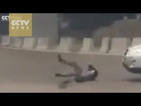 فيديو رجل صيني يغامر بحياته من أجل المال