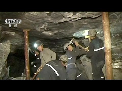 شاهد 17 عاملا عالقون داخل منجم منهار شرق الصين