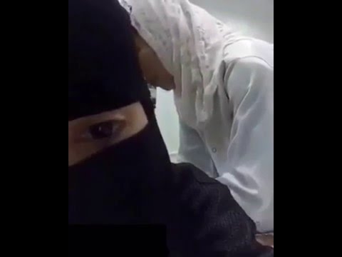 شاهدقتاة تلتقط سيلفي وهي تأخذ إبرة