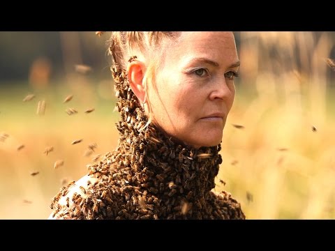 فستان من 10 آلاف نحلة يغطي جسد سيدة عارية