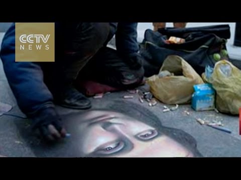 شاهد متسول يرسم موناليزا بالطباشير على الأرض ليلفت انتباه المارة