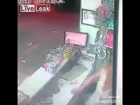 شاهد لحظة وفاة لص إثر نوبة قلبية مفاجئة