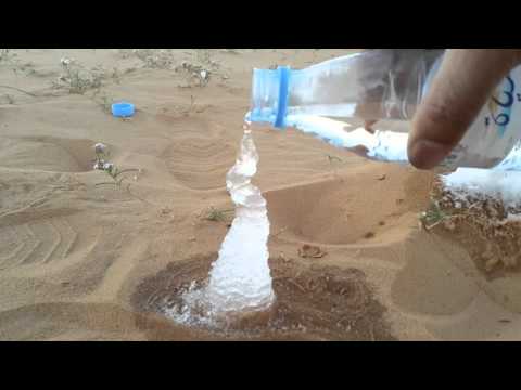 بالفيديو لحظة تجمُد المياه بمجرد سكبها على الأرض